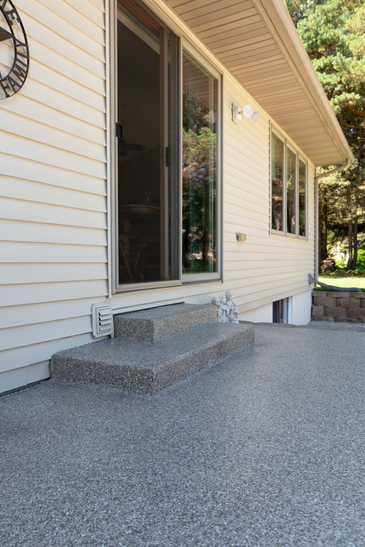 Madras (FB-706) flake garage floor installed in a home garage