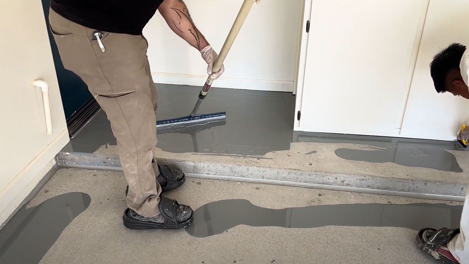 Spreading-an-epoxy-color-coat